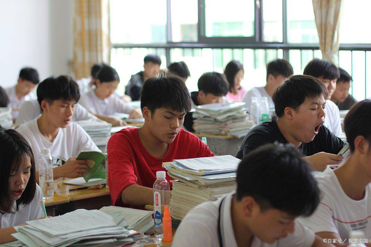 中学老师遭欠薪集体罢课引发教育公平与社会责任热议