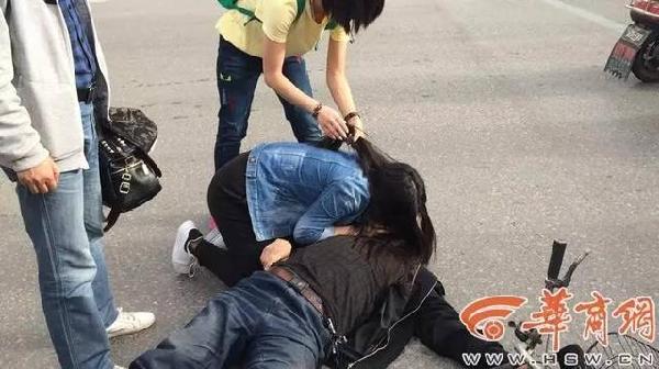 女童遭老人猛踹推倒事件，社会需警醒反思