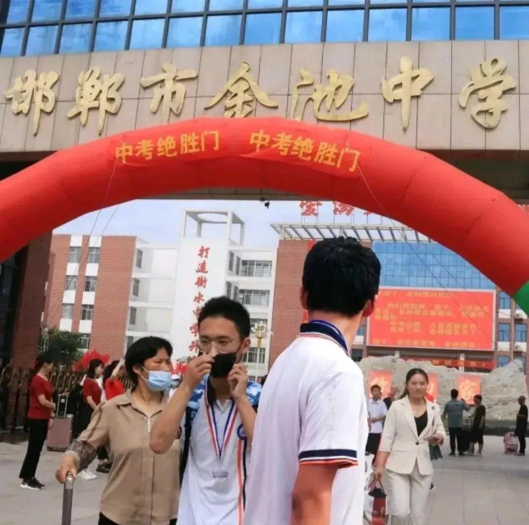 学校老师因欠薪集体罢课，背后的困境与挑战