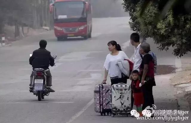 逆境中的希望与勇气，网红夫妇面对疾病挑战勇敢离开家乡