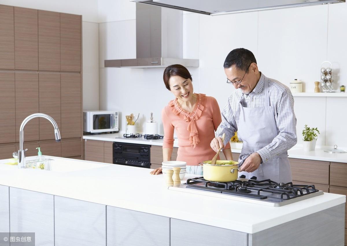 女子做饭时手机掉落油锅引发安全事故与思考