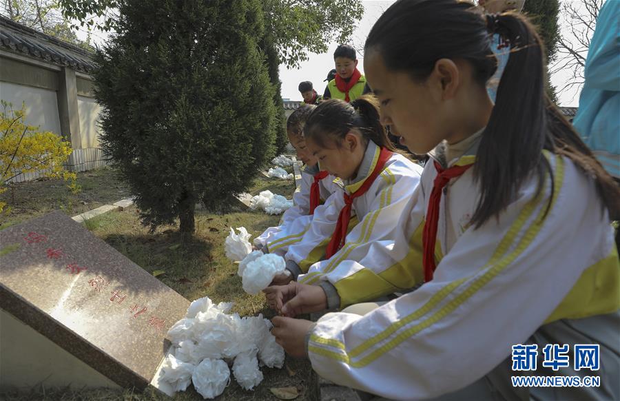 烈士家属祭奠遭拒背后的故事与反思，打洞进小学上坟的启示