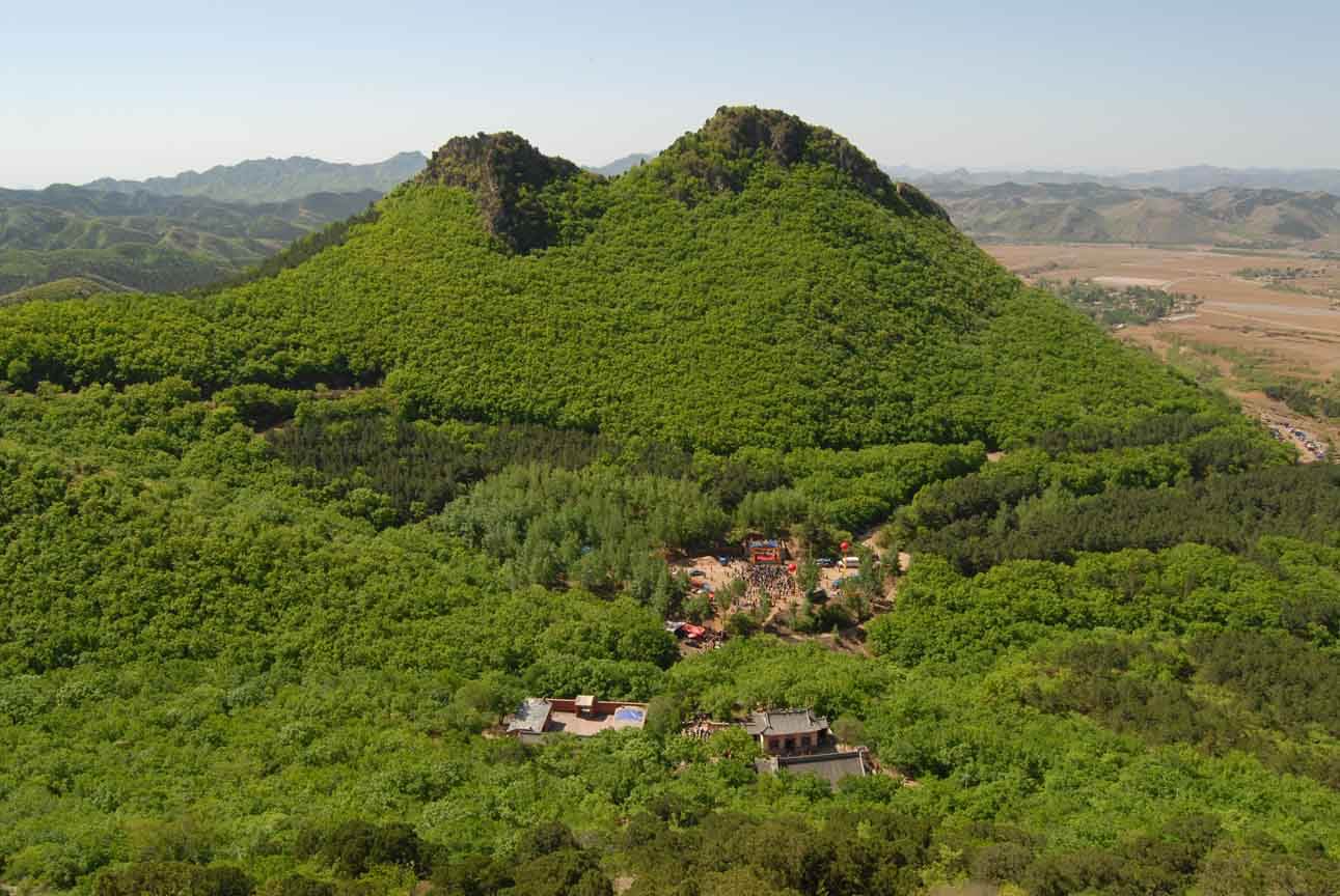 登顶龙凤山，俯瞰壮丽风光全景