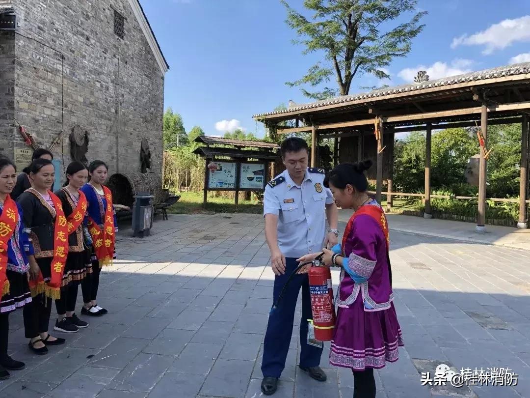 桂林绝美山水旅游海报，全球瞩目，吸引无尽探索之旅